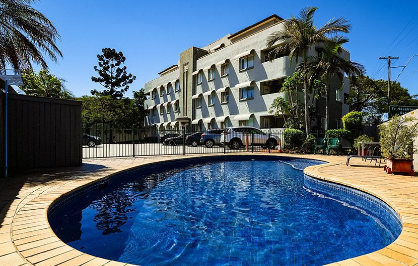 Hampton Court Apartments Pool